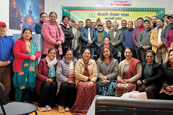 पाेखरामा कवि उमेश अकिञ्चनले वाचे कविता